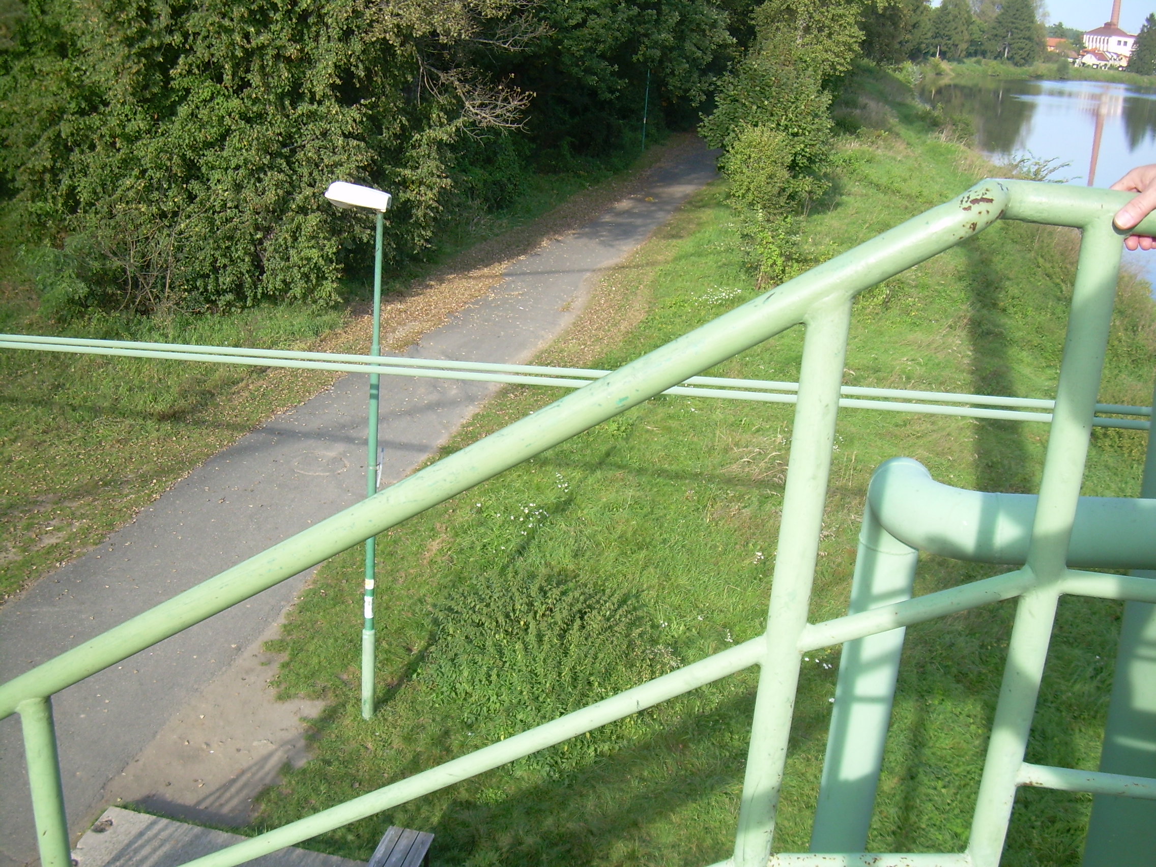 cesta pod schody na straně mostu  Káraného