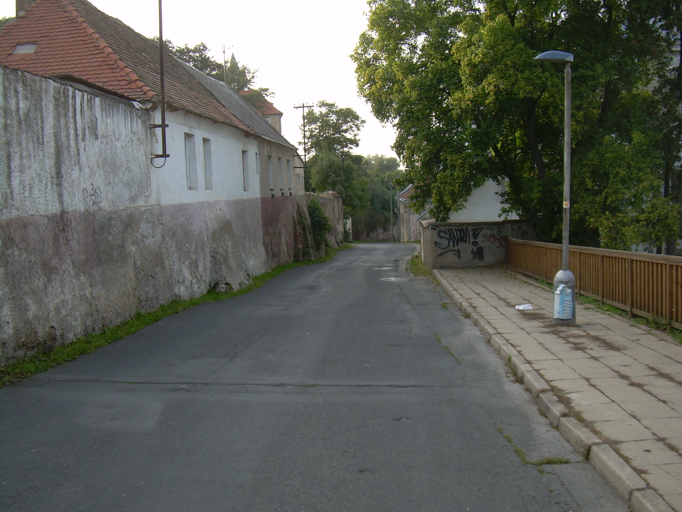 POHLED NA ZAČÁTEK CYKLOSTEZKY Z ULICE V BRANDÝSE
