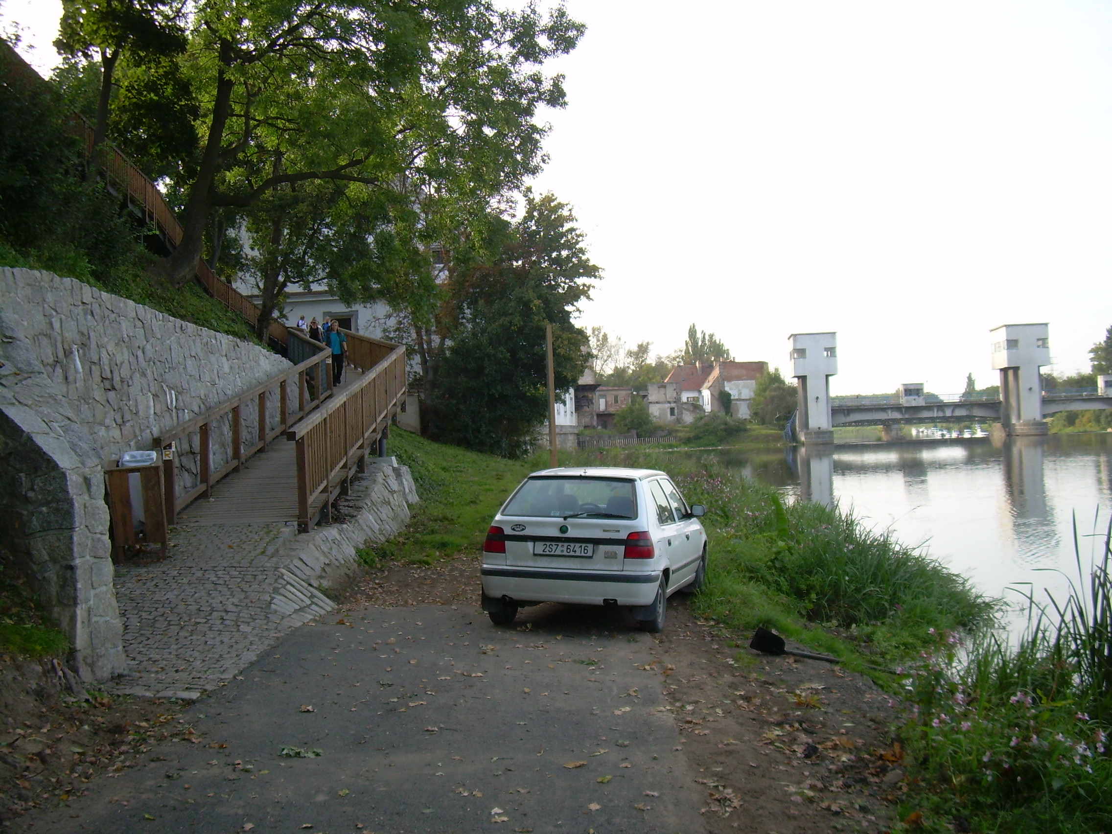 POHLED NA NÁJEZD OD LABE